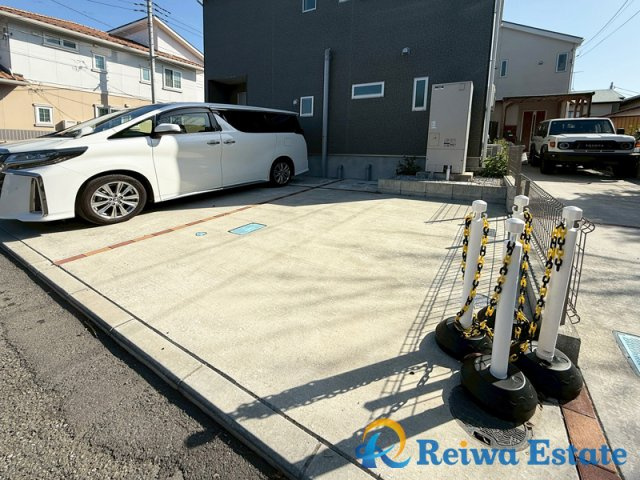 中古戸建　茅ヶ崎市柳島2丁目の駐車場|車種により駐車3台可能なカースペース。共働きの世帯や急な来客時に安心ですね。