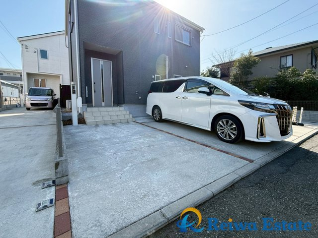 中古戸建　茅ヶ崎市柳島2丁目の駐車場|お子様の自転車やバイクの置場を確保できるゆとりの駐車スペース♪
