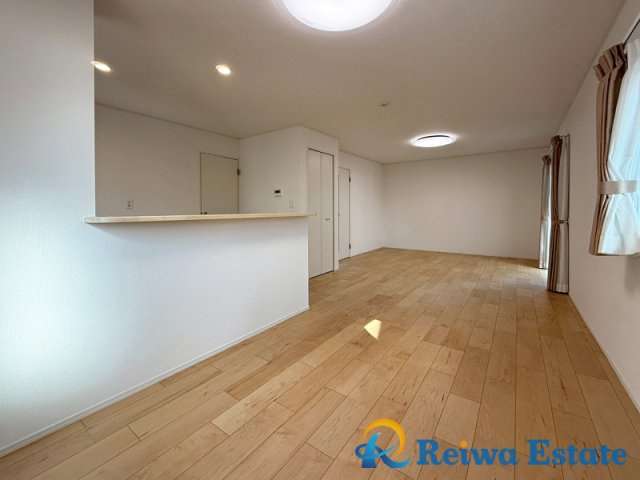 中古戸建　茅ヶ崎市柳島2丁目の居間・リビング|約18帖のLDKは家族が集まる憩いの場♪