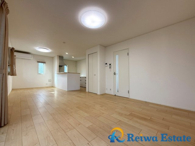 中古戸建　茅ヶ崎市柳島2丁目の居間・リビング|冬でも快適に過ごせるリビング床暖房付き♪