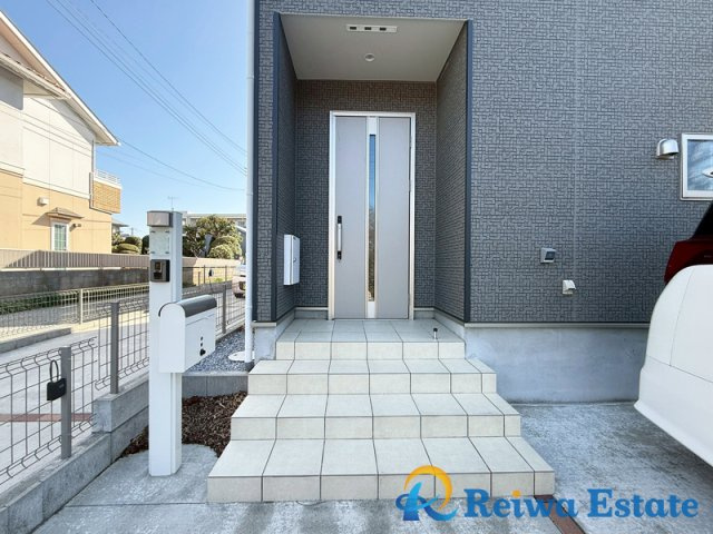 中古戸建　茅ヶ崎市柳島2丁目の玄関|気持ちよくご家族やお客様を迎えられる玄関です。