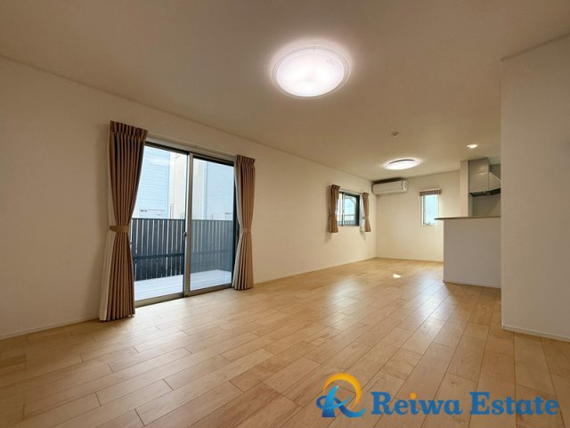 中古戸建　茅ヶ崎市柳島2丁目の居間・リビング|家族との時間、自分の時間共に大切にできる空間がここにあります。