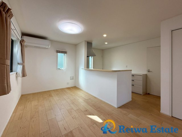 中古戸建　茅ヶ崎市柳島2丁目の居間・リビング|家族が食卓を囲むダイニング。キッチンにいる家族とも会話が弾みますね♪