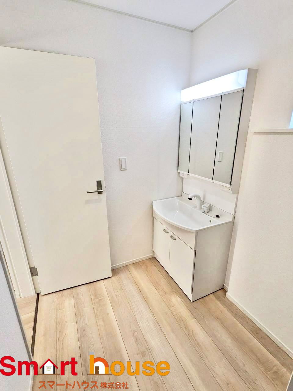 相模原市中央区田名第141　新築８棟の脱衣所|ゆとりの洗面スペースで朝の身支度も快適スムーズに。３面鏡で髪のセットやお化粧もストレスなくこなせ、朝から気分良く通勤通学に向かえそうですね！鏡の裏にはたっぷりと収納スペースを標準装備！