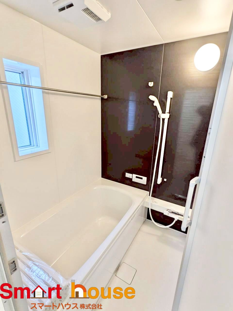 相模原市中央区田名第141　新築８棟の浴室|一日の疲れを癒してくれる場所なので、快適に過ごして頂く為にゆったりサイズのバスタブを用意しました。是非半身浴をお楽しみ下さい。空気が籠らない様に小窓も設置しております。