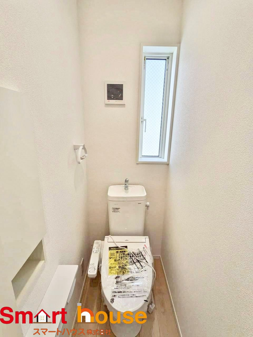 相模原市中央区田名第141　新築８棟のトイレ|節水型でエコなトイレには、今では当たり前のウォシュレット付き。便座を温める機能もついていて、居心地良くてトイレから出られなくなるかも！換気用に換気扇はもちろん、窓も着いているので常に快適ですね♪