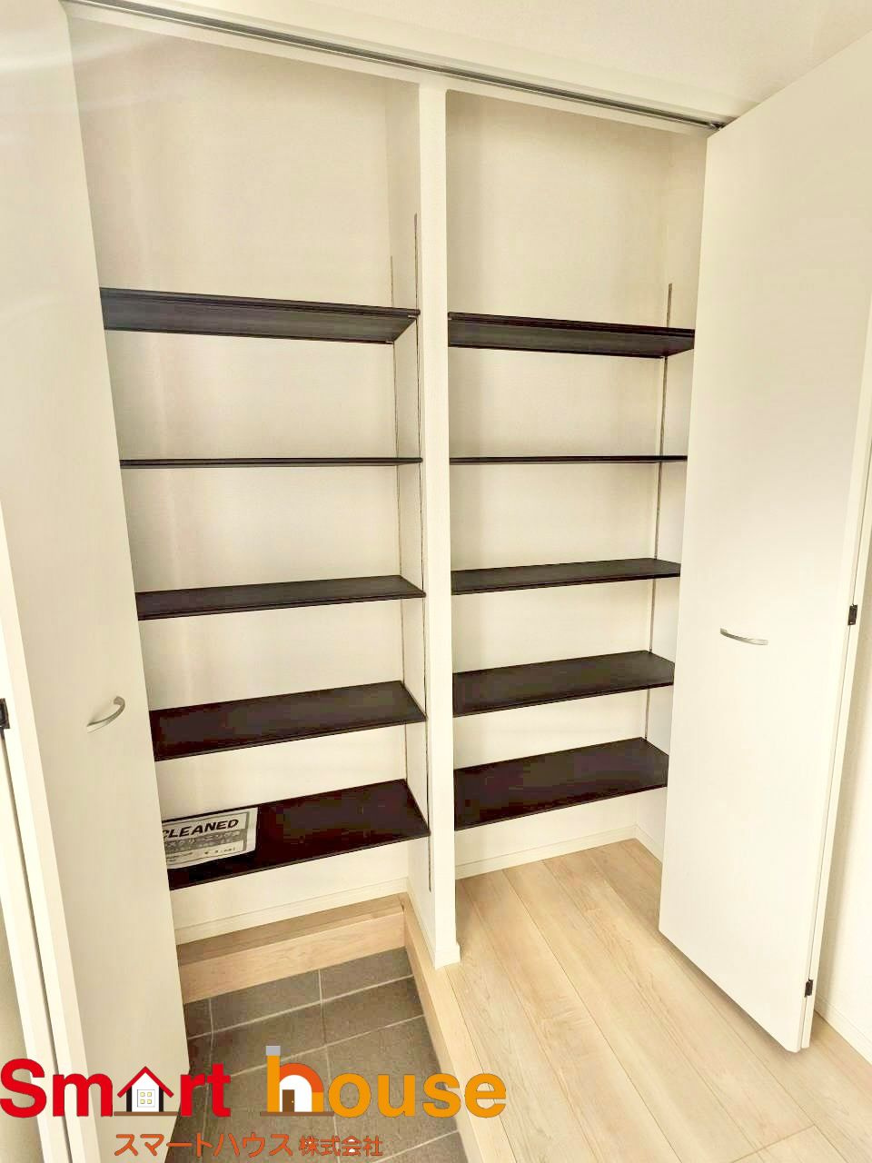 相模原市中央区田名第141　新築８棟の収納|大型のシューズボックスがあるだけで靴を収集している方も大家族でも安心！
置きっぱなしの靴を収納できるので玄関がスッキリ！