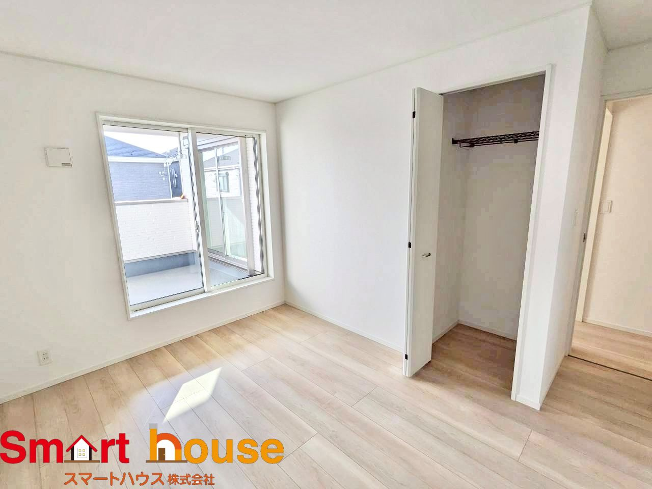 相模原市中央区田名第141　新築８棟の洋室|大きな窓からたっぷりの日差しが降り注ぐ明るい室内です。気持ちの良い朝日を受けて、目覚めの良い健康的な朝を迎えられそうです。 