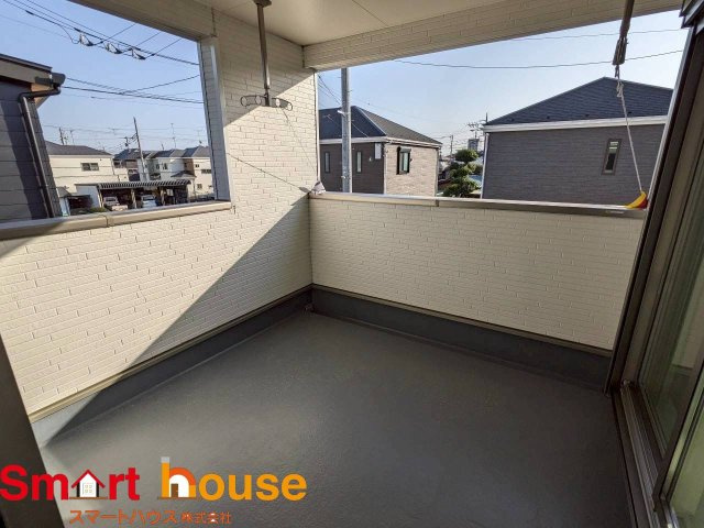 相模原市中央区田名第141　新築８棟のバルコニー|陽当りの良いバルコニーは、物干しセットを追加すれば、一度にたくさんのお洗濯物が干せるのが魅力！バルコニーは洗濯物を干すだけの場所じゃなく、家族のゆとりのある時間を演出するプライベート空間。