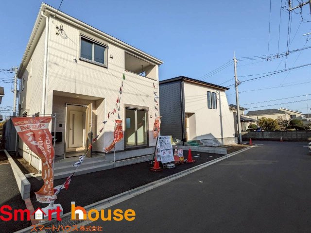 相模原市中央区田名第141　新築８棟の前面道路含む現地写真|オシャレな外観は、人の目を引くだけではなく自慢したくなりますね！植木を置いたりアレンジは、自由です。自分の好みに仕上げましょう♪