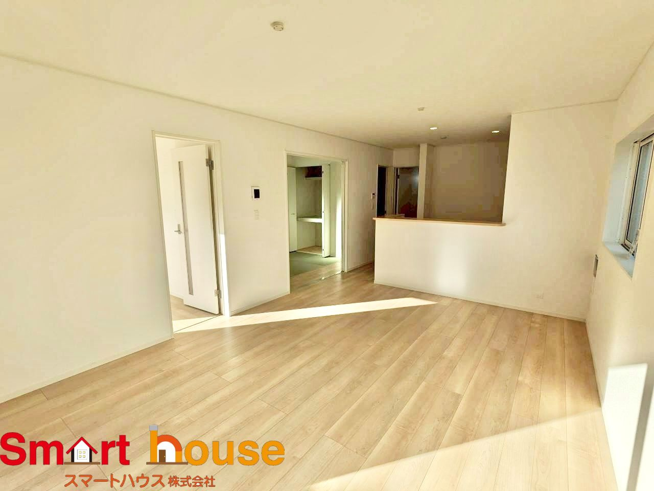 相模原市中央区田名第141　新築８棟の居間・リビング|忙しい朝もしっかり家族が揃って食事をして頂けるゆとりある大きさのダイニングスペース。奥様が作る手料理をたくさん並べて頂き、テーブルで囲む健やかな食事の時間を存分に愉しんで下さい。 