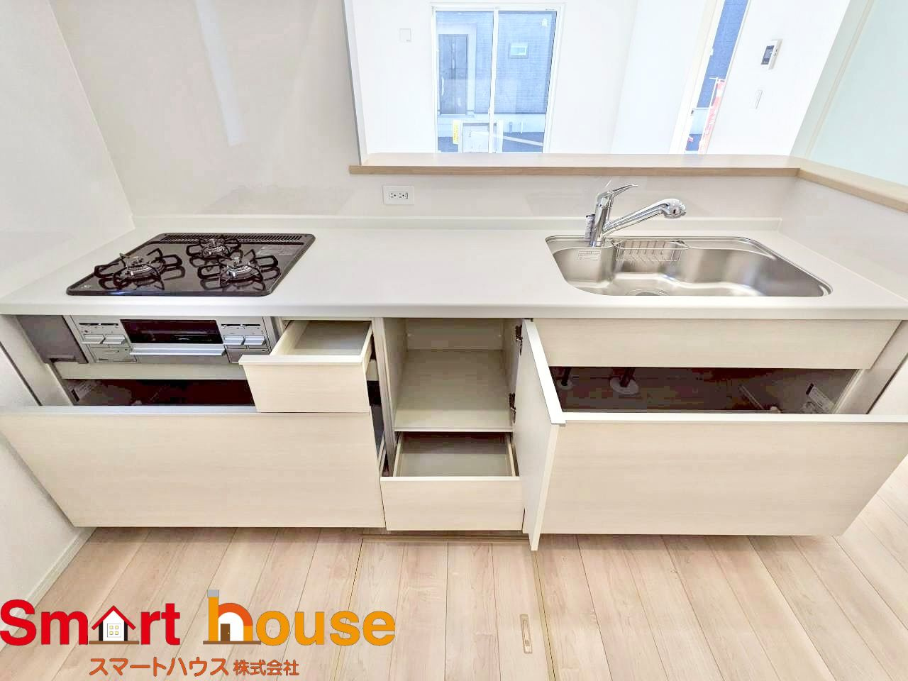 相模原市中央区田名第141　新築８棟のキッチン|大容量収納付きキッチンは、調味料などをスッキリさせ綺麗な空間で気持のいい料理を手助けします！