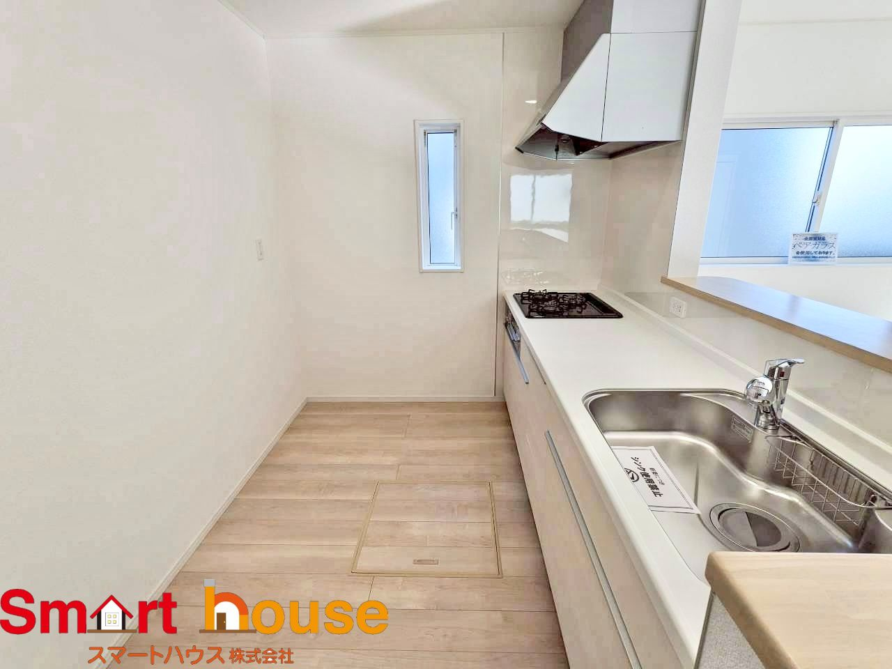 相模原市中央区田名第141　新築８棟のキッチン|幅広いキッチンに冷蔵庫、カップボードなどを設置しても楽々と料理できます！
スペースにゆとりがあると気持ちもいいですね♪