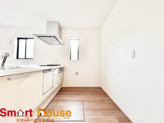 相模原市南区西大沼　新築4棟のキッチン|幅広いキッチンに冷蔵庫、カップボードなどを設置しても楽々と料理できます！
スペースにゆとりがあると気持ちもいいですね♪
