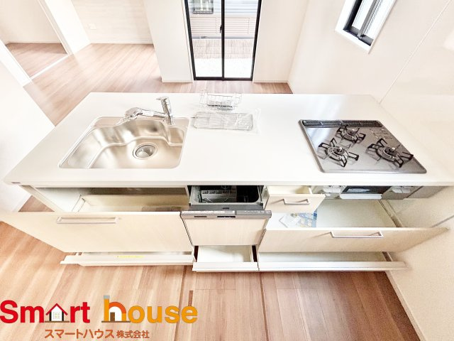 相模原市南区西大沼　新築4棟のキッチン|大容量収納付きキッチンは、調味料などをスッキリさせ綺麗な空間で気持のいい料理を手助けします！
