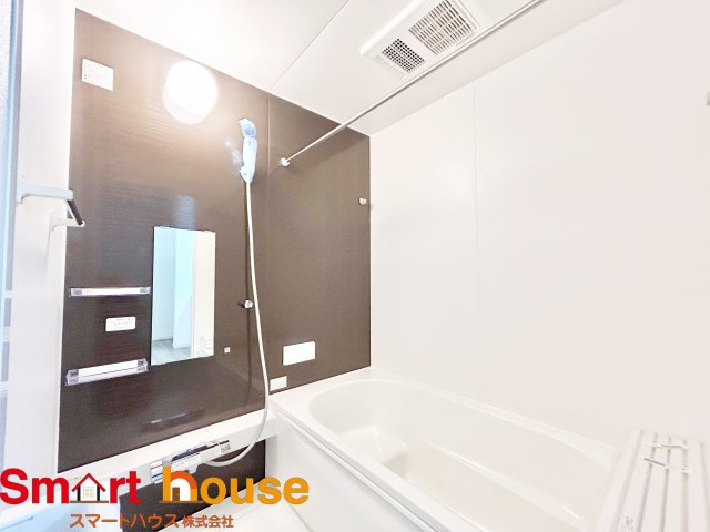 相模原市南区西大沼　新築4棟の浴室|一日の疲れを癒してくれる場所なので、快適に過ごして頂く為にゆったりサイズのバスタブを用意しました。是非半身浴をお楽しみ下さい。空気が籠らない様に小窓も設置しております。
