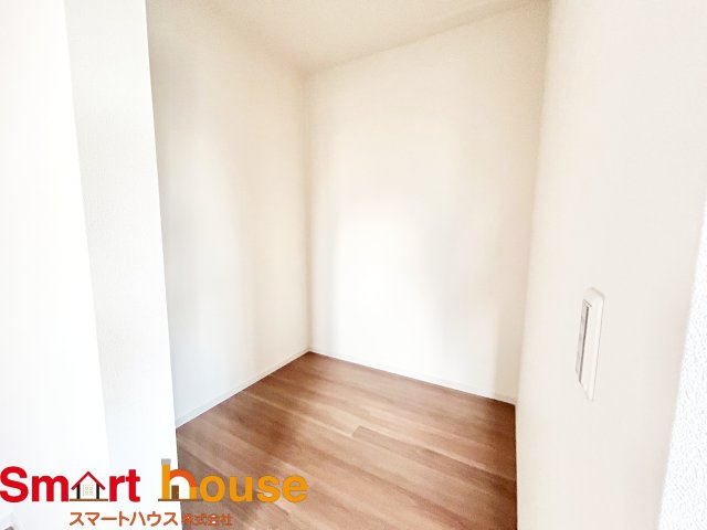 相模原市南区西大沼　新築4棟の収納|お洋服を大切にされる方に大変喜ばれる、憧れのウォークインクローゼット。
お洋服以外にも掃除機やスーツケースなどを一箇所に集約できるのは魅力ですね！
扉が一箇所ですので、お部屋の見た目にもスッキリ！
