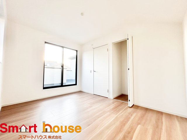 相模原市南区西大沼　新築4棟の洋室|大きな窓からたっぷりの日差しが降り注ぐ明るい室内です。気持ちの良い朝日を受けて、目覚めの良い健康的な朝を迎えられそうです。 
