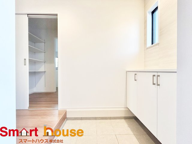 相模原市南区西大沼　新築4棟の玄関|大型のシューズボックスがあるだけで靴を収集している方も大家族でも安心！
置きっぱなしの靴を収納できるので玄関がスッキリ！
