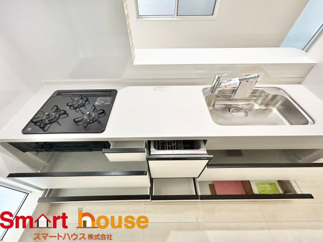 相模原市南区相模台7丁目　全3棟のキッチン|大容量収納付きキッチンは、調味料などをスッキリさせ綺麗な空間で気持のいい料理を手助けします！