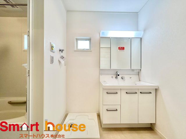 相模原市南区相模台7丁目　全3棟の独立洗面台|ゆとりの洗面スペースで朝の身支度も快適スムーズに。３面鏡で髪のセットやお化粧もストレスなくこなせ、朝から気分良く通勤通学に向かえそうですね！鏡の裏にはたっぷりと収納スペースを標準装備！