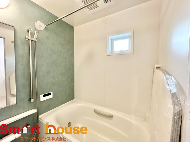 相模原市南区相模台7丁目　全3棟の浴室|一日の疲れを癒してくれる場所なので、快適に過ごして頂く為にゆったりサイズのバスタブを用意しました。是非半身浴をお楽しみ下さい。空気が籠らない様に小窓も設置しております。