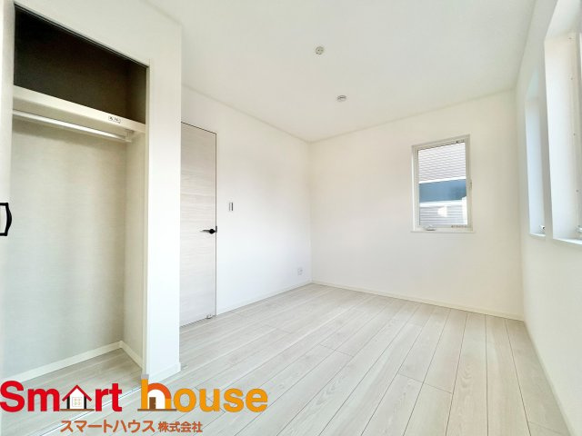 相模原市南区相模台7丁目　全3棟の洋室|大きな窓からたっぷりの日差しが降り注ぐ明るい室内です。気持ちの良い朝日を受けて、目覚めの良い健康的な朝を迎えられそうです。 