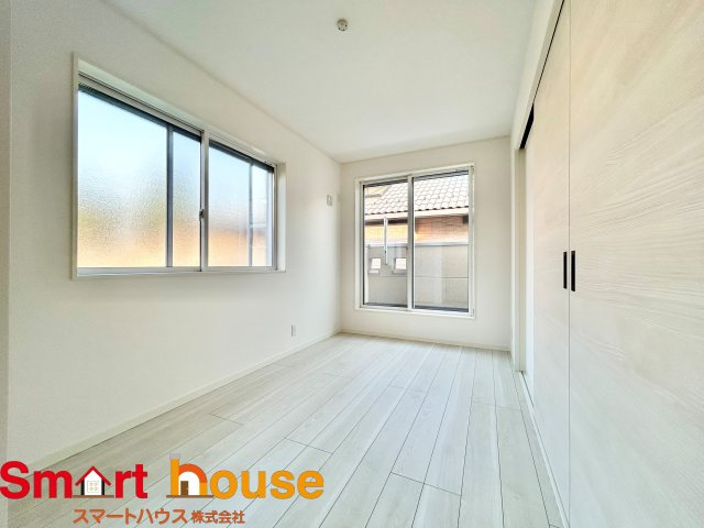 相模原市南区相模台7丁目　全3棟の洋室|木目のフローリングが暖かみのある室内に。明るい寝室で心地のいい朝を迎えられそう。