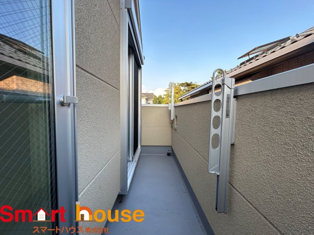 相模原市南区相模台7丁目　全3棟のバルコニー|陽当りの良いバルコニーは、物干しセットを追加すれば、一度にたくさんのお洗濯物が干せるのが魅力！バルコニーは洗濯物を干すだけの場所じゃなく、家族のゆとりのある時間を演出するプライベート空間。