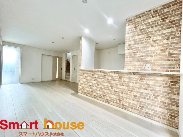 相模原市南区相模台7丁目　全3棟の居間・リビング|導線もしっかりと取れている間取りなので、ダイニングテーブルやソファー、ローテーブルなどの家具もしっかりと配置できます。ゆったりとした広さの空間でご家族だんらんの時間をお過ごしください。