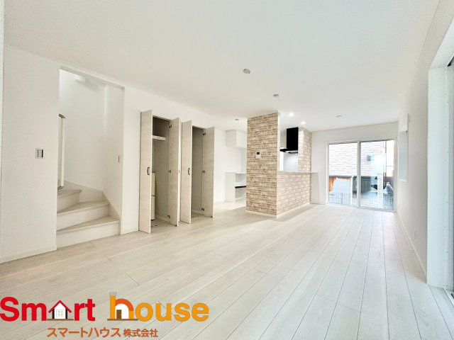 相模原市南区相模台7丁目　全3棟の居間・リビング|家族の笑い声が聞こえてきそうな大空間♪大きめのLDKはそれだけで心が和みます。家族揃ってリビングで過ごすお休みの日が、楽しみになる場所となることでしょう。