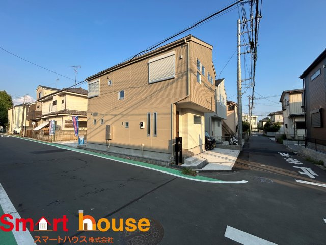 相模原市南区相模台7丁目　全3棟の前面道路含む現地写真|外壁が周囲の街並みと青空に生えるお洒落な仕上がり！周囲には高い建物のないエリア。青い空が大きく感じますね。