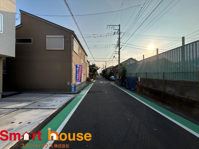 相模原市南区相模台7丁目　全3棟の前面道路含む現地写真|お住まいの前面道路が広いと駐車が楽になり、陽当たりも遮られないので明るく居心地の良いお家になります♪