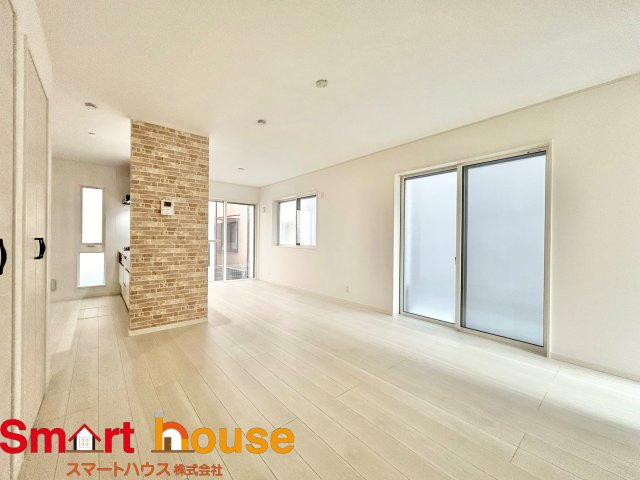 相模原市南区相模台7丁目　全3棟の居間・リビング|☆☆大空間リビングは家族のオアシスへ☆☆毎日家族が笑顔で生活する空間であるリビング。
広さと明るさには拘ってほしい空間です。お子様の成長に合わせて家具の配置なども広いからこそ可能です。