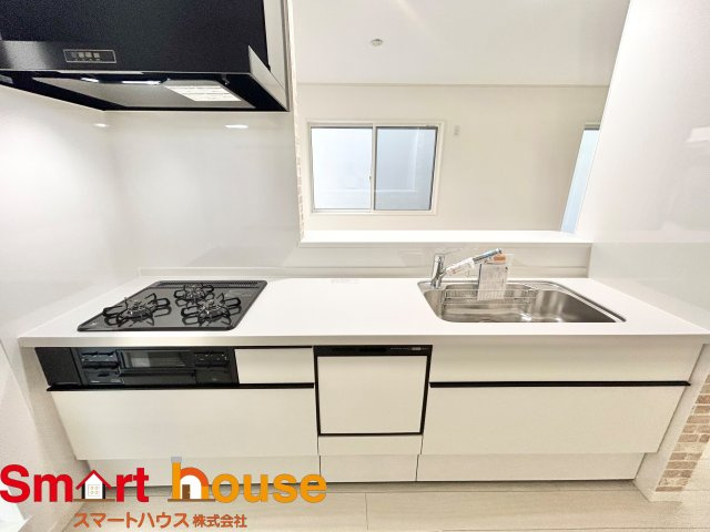 相模原市南区相模台7丁目　全3棟のキッチン|ダイニングからワークスペースを見渡せる、見せるキッチン。ダイニングとの空間のつながりが、スペースのゆとりを生み出します♪