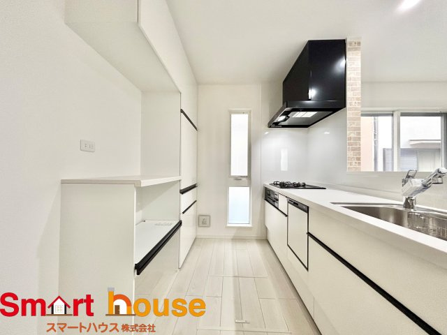 相模原市南区相模台7丁目　全3棟のキッチン|幅広いキッチンに冷蔵庫、カップボードなどを設置しても楽々と料理できます！
スペースにゆとりがあると気持ちもいいですね♪
