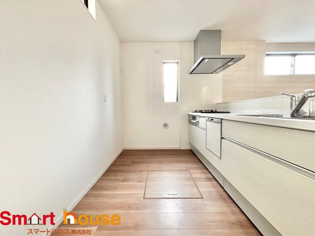 相模原市中央区横山　新築2棟のキッチン|幅広いキッチンに冷蔵庫、カップボードなどを設置しても楽々と料理できます！
スペースにゆとりがあると気持ちもいいですね♪
