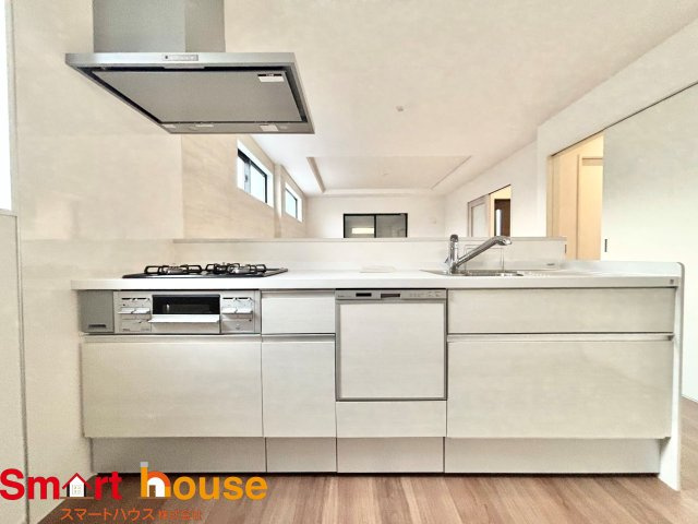 相模原市中央区横山　新築2棟のキッチン|食器洗乾燥機付きで家族の食器もピカピカ。後片付けもラクラクこなせて、日々の生活には欠かせない便利設備。環境にもママの手にも優しいのがうれしいですね。
