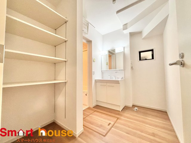 相模原市中央区横山　新築2棟の洗面所|ゆとりの洗面スペースで朝の身支度も快適スムーズに。３面鏡で髪のセットやお化粧もストレスなくこなせ、朝から気分良く通勤通学に向かえそうですね！鏡の裏にはたっぷりと収納スペースを標準装備！
