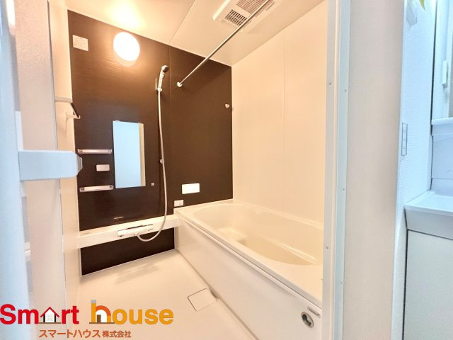 相模原市中央区横山　新築2棟の浴室|一日の疲れを癒してくれる場所なので、快適に過ごして頂く為にゆったりサイズのバスタブを用意しました。是非半身浴をお楽しみ下さい。空気が籠らない様に小窓も設置しております。
