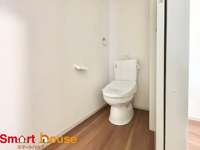 相模原市中央区横山　新築2棟のトイレ|節水型でエコなトイレには、今では当たり前のウォシュレット付き。便座を温める機能もついていて、居心地良くてトイレから出られなくなるかも！換気用に換気扇はもちろん、窓も着いているので常に快適ですね♪
