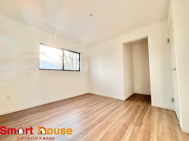 相模原市中央区横山　新築2棟の洋室|光が沢山取り込める大きな窓。2面採光なので、日差しを長時間受ける事が出来る暖かいお部屋です。
