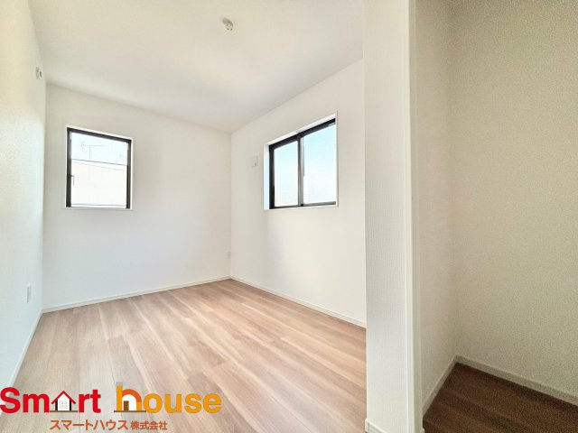 相模原市中央区横山　新築2棟の洋室|家族一人ひとりの大切なプライベート空間。趣味に合わせて使って頂けるようシンプルに仕上げてあります。暮らし心地を大きく左右する収納を、適材適所に配置し使い勝手を考慮しました。
