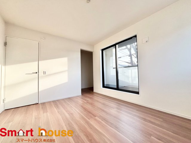 相模原市中央区横山　新築2棟の洋室|大きな窓からたっぷりの日差しが降り注ぐ明るい室内です。気持ちの良い朝日を受けて、目覚めの良い健康的な朝を迎えられそうです。 
