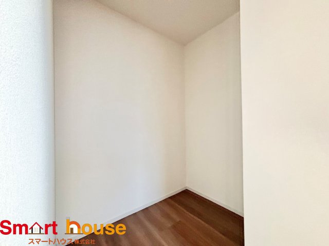 相模原市中央区横山　新築2棟の収納|お洋服を大切にされる方に大変喜ばれる、憧れのウォークインクローゼット。
お洋服以外にも掃除機やスーツケースなどを一箇所に集約できるのは魅力ですね！
扉が一箇所ですので、お部屋の見た目にもスッキリ！
