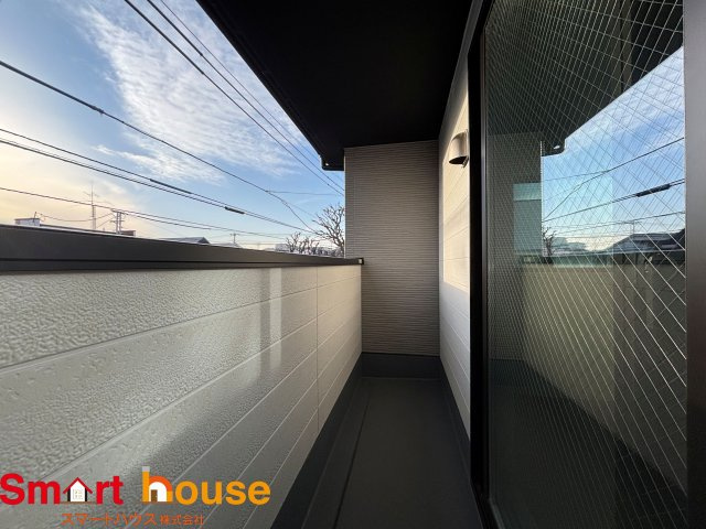 相模原市中央区横山　新築2棟のバルコニー|陽当りの良いバルコニーは、物干しセットを追加すれば、一度にたくさんのお洗濯物が干せるのが魅力！バルコニーは洗濯物を干すだけの場所じゃなく、家族のゆとりのある時間を演出するプライベート空間。
