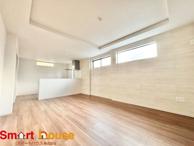 相模原市中央区横山　新築2棟の居間・リビング|ご家族みんなで長い時間を過ごすリビングは一番居心地のいいものであって欲しいですね。開放感のある広々リビングに光と風を呼び込みます。収納も多く快適な住空間を実現します。
