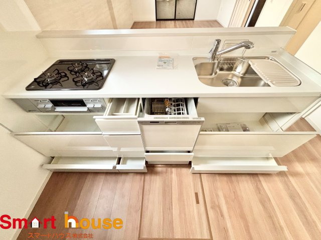 相模原市中央区横山　新築2棟のキッチン|大容量収納付きキッチンは、調味料などをスッキリさせ綺麗な空間で気持のいい料理を手助けします！
