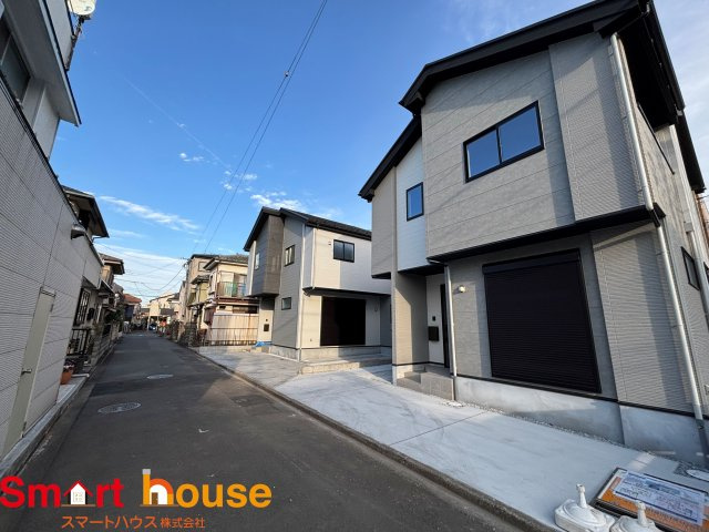 相模原市中央区横山　新築2棟の前面道路含む現地写真|お住まいの前面道路が広いと駐車が楽になり、陽当たりも遮られないので明るく居心地の良いお家になります♪
