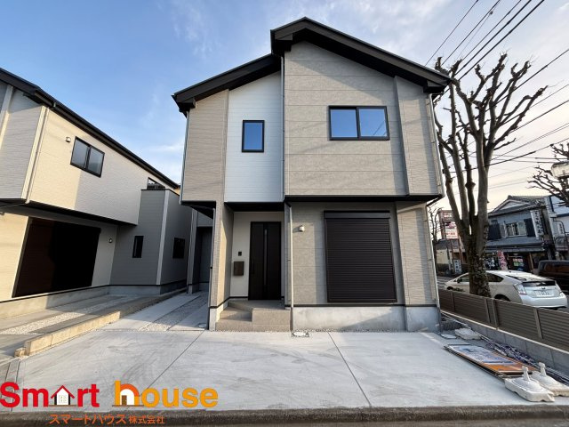 相模原市中央区横山　新築2棟の外観|外壁が周囲の街並みと青空に生えるお洒落な仕上がり！周囲には高い建物のないエリア。青い空が大きく感じますね。
